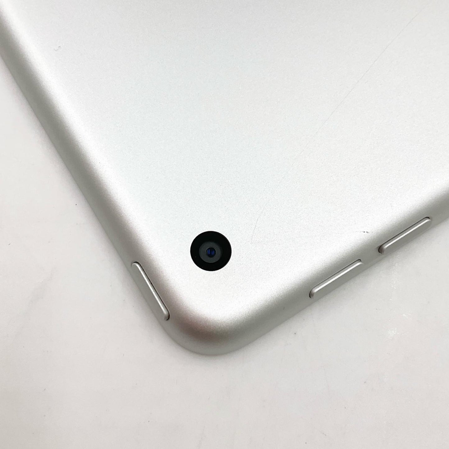 【全額返金保証】【最速発送】Apple iPad iPad 10.2インチ 第8世代 32GB シルバー Wi-Fi 動作確認済