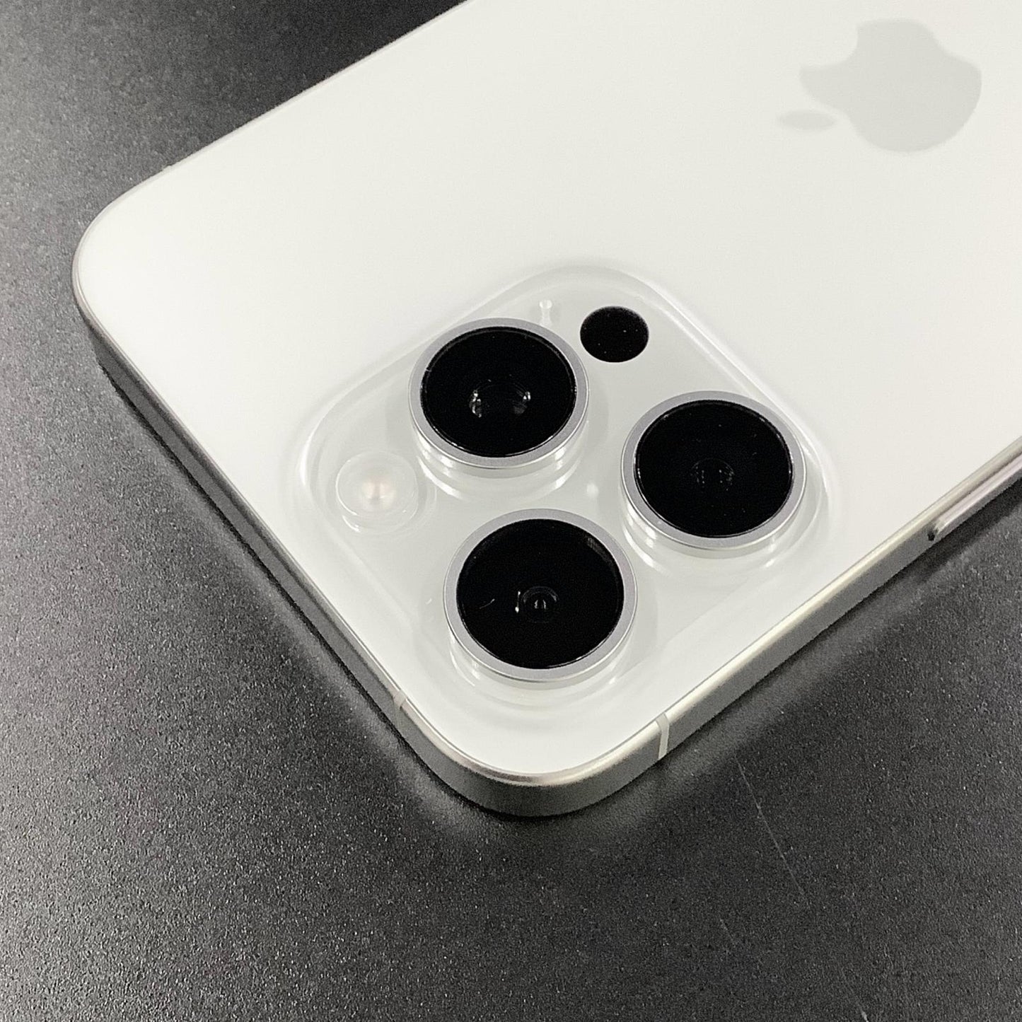 【全額返金保証】【最速発送】Apple iPhone iPhone 15 Pro Max 256GB ホワイトチタニウム docomo 超美品 動作確認済 100%