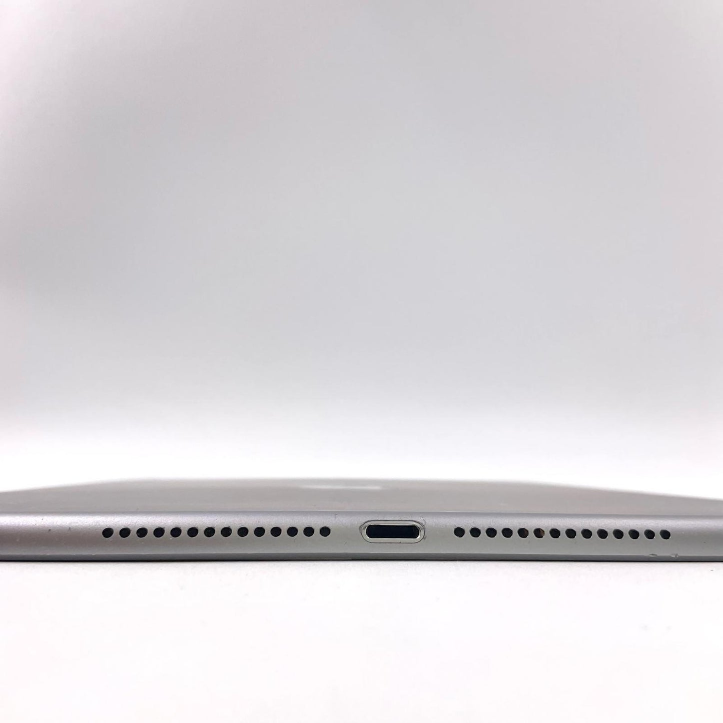 【全額返金保証】【最速発送】Apple iPad Air 9.7インチ 第2世代 16GB スペースグレイ WiFi+Cellular au 白ロム 動作確認済
