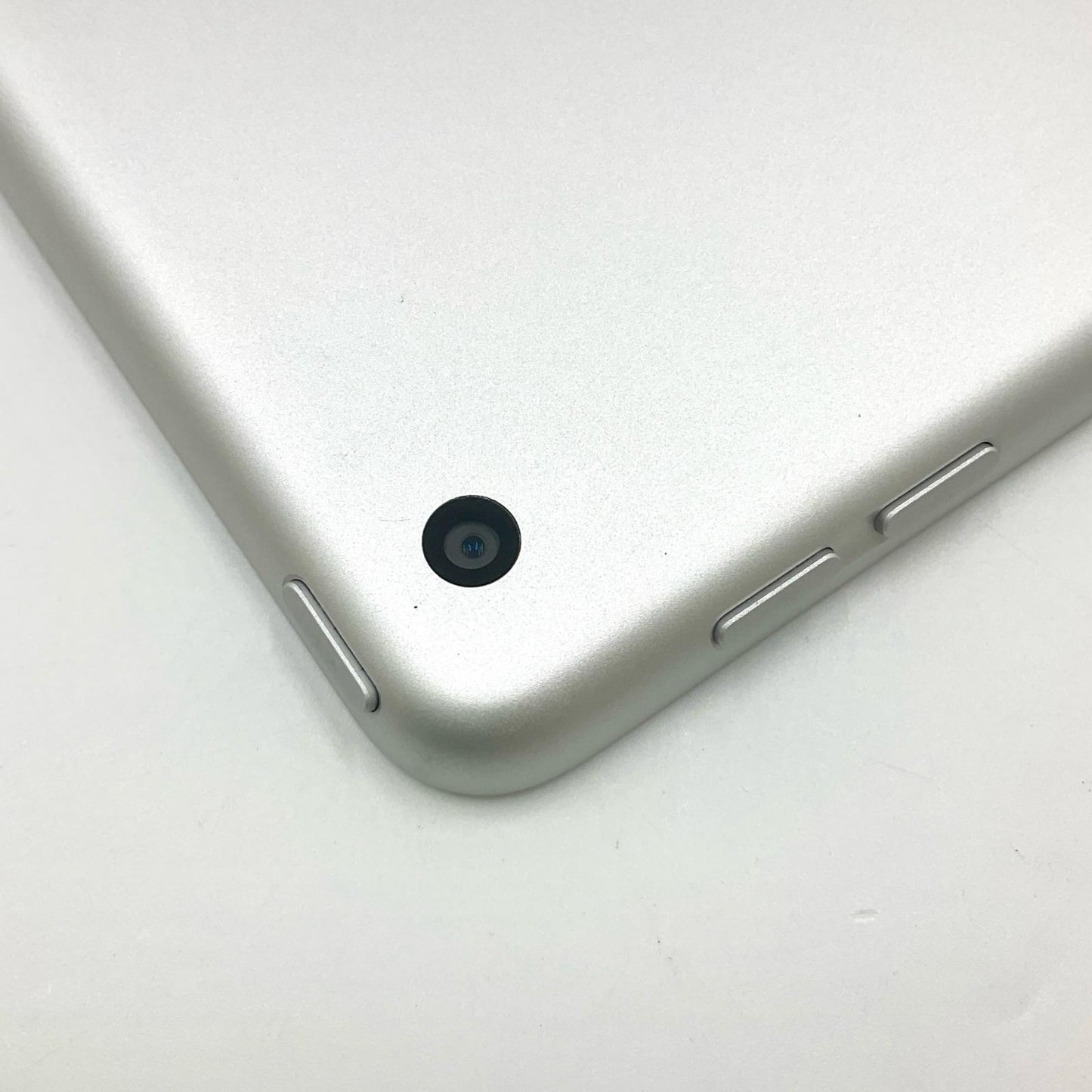 【全額返金保証】【最速発送】Apple iPad iPad 10.2インチ 第8世代 32GB シルバー Wi-Fi 動作確認済