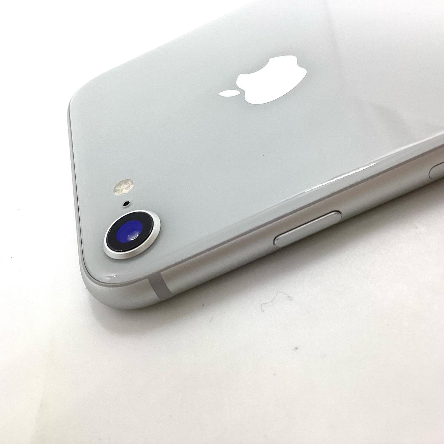 【全額返金保証】【最速発送】Apple iPhone iPhone 8 64GB シルバー docomo SIMフリー 白ロム 動作確認済 78%