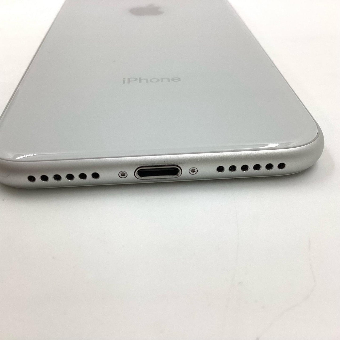 【全額返金保証】【最速発送】Apple iPhone iPhone 8 64GB シルバー docomo SIMフリー 白ロム 動作確認済 78%