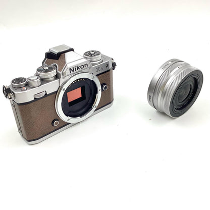 【全額返金保証】【最速発送】Nikon デジタル一眼 Z fc 16-50 VR レンズキット ウォルナットブラウン 美品 動作確認済