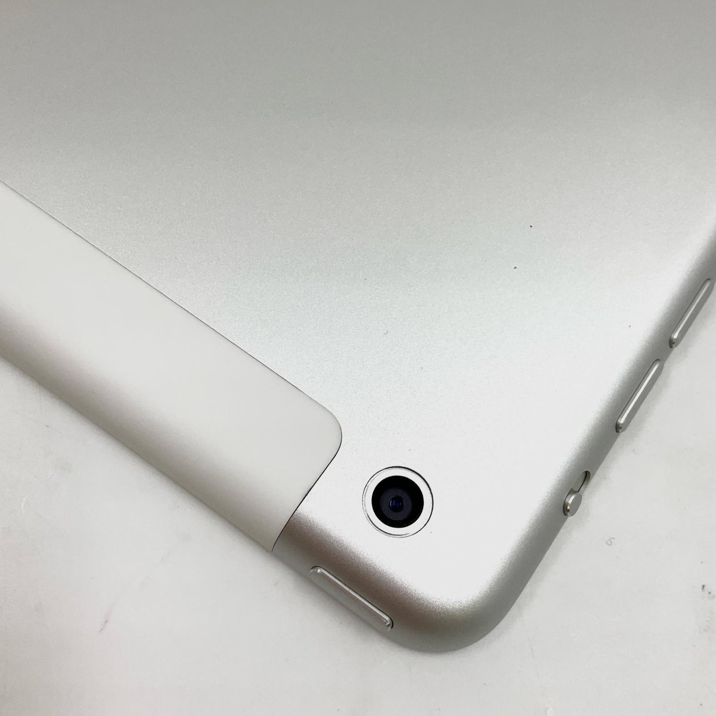 【全額返金保証】【最速発送】Apple iPad Air 9.7インチ 32GB シルバー WiFi+Cellular docomo 白ロム 動作確認済