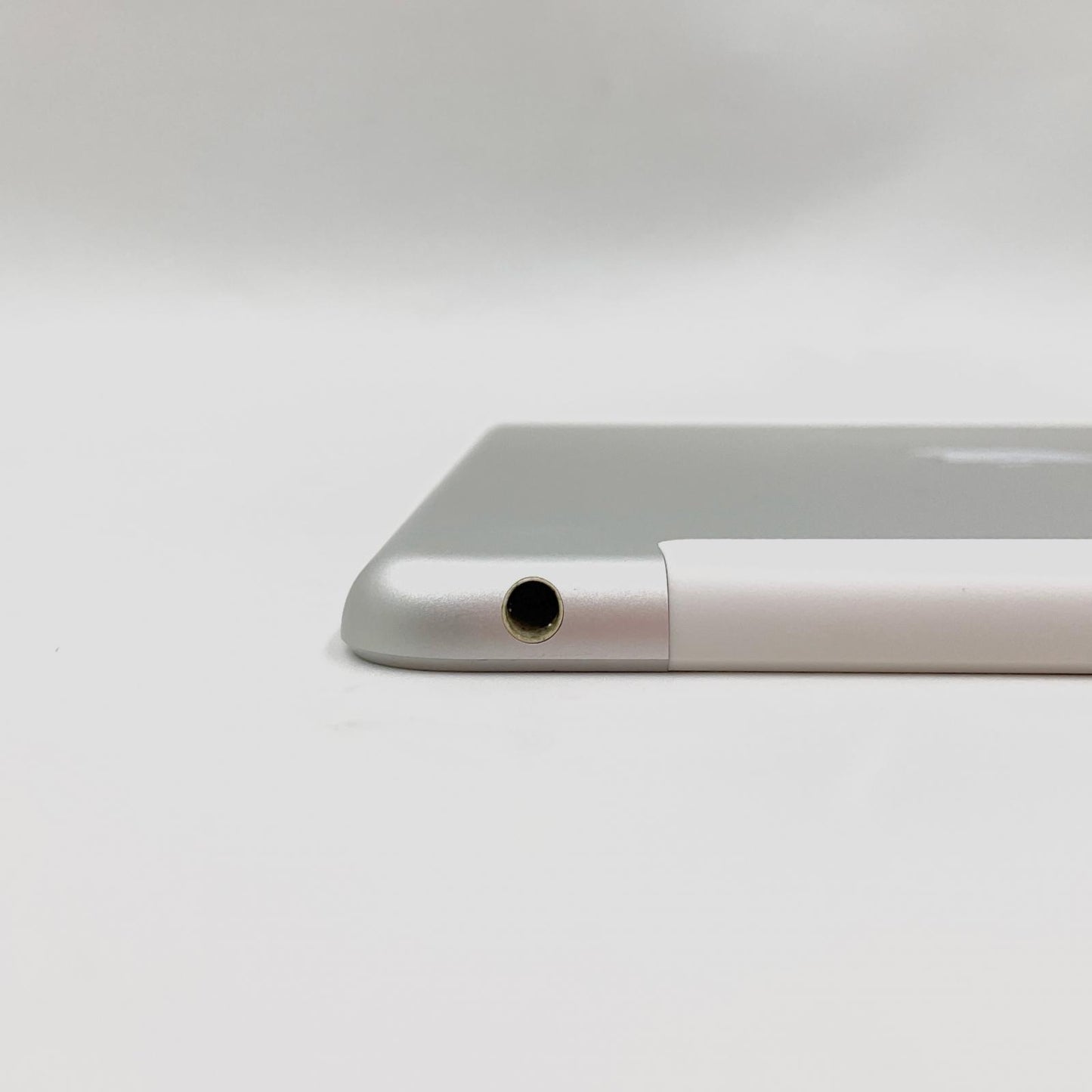 【全額返金保証】【最速発送】Apple iPad Air 9.7インチ 32GB シルバー WiFi+Cellular docomo 白ロム 動作確認済