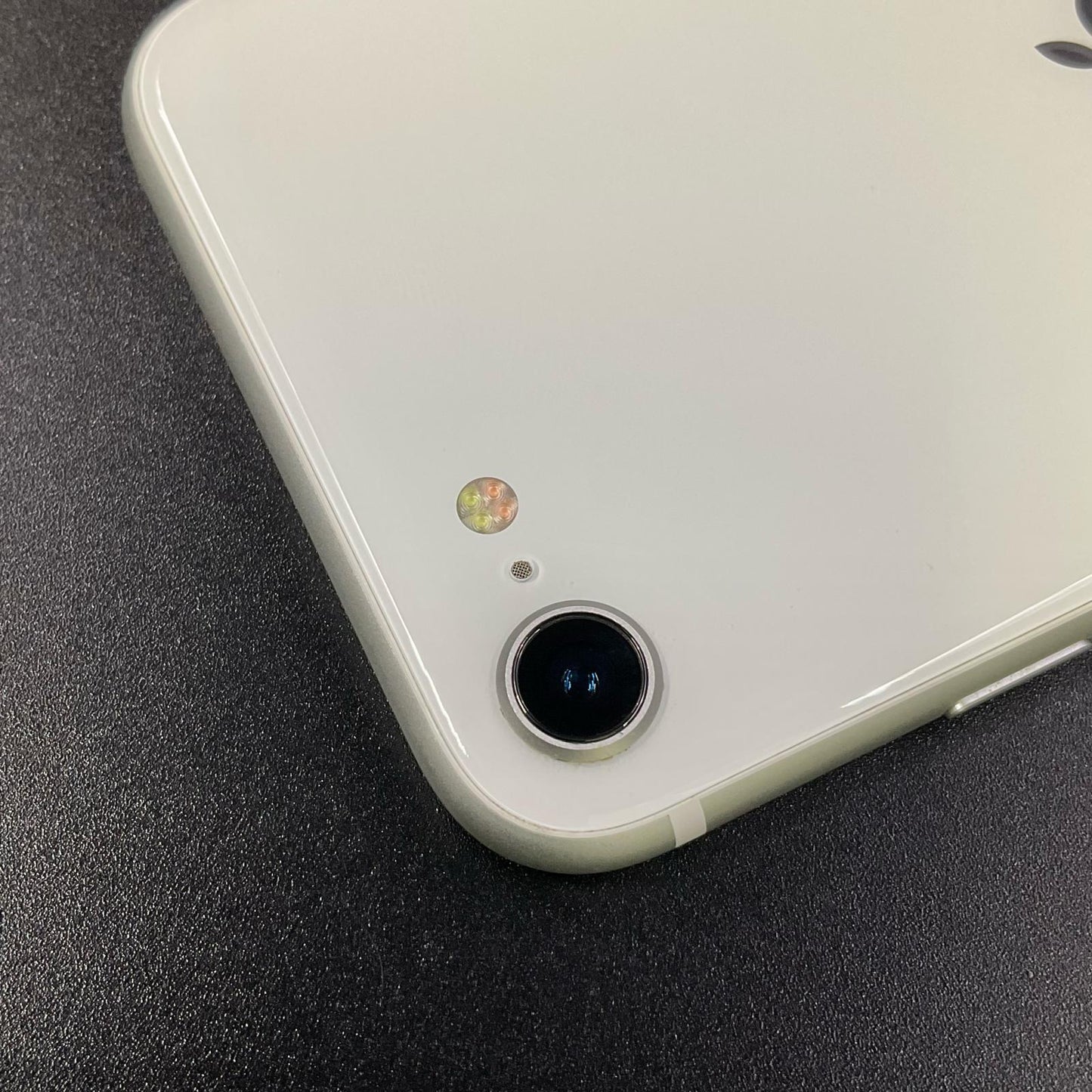 【全額返金保証】【最速発送】Apple iPhone iPhone SE（第2世代） 128GB ホワイト docomo 白ロム 動作確認済 74%