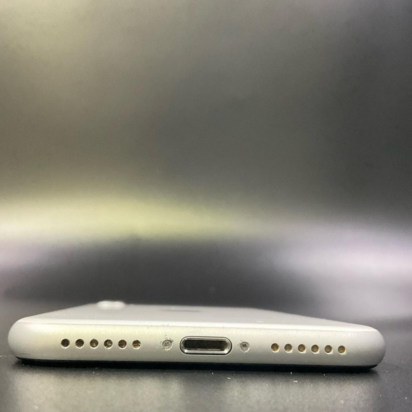 【全額返金保証】【最速発送】Apple iPhone iPhone SE（第2世代） 128GB ホワイト docomo 白ロム 動作確認済 74%