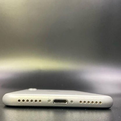 【全額返金保証】【最速発送】Apple iPhone iPhone SE（第2世代） 128GB ホワイト docomo 白ロム 動作確認済 74%