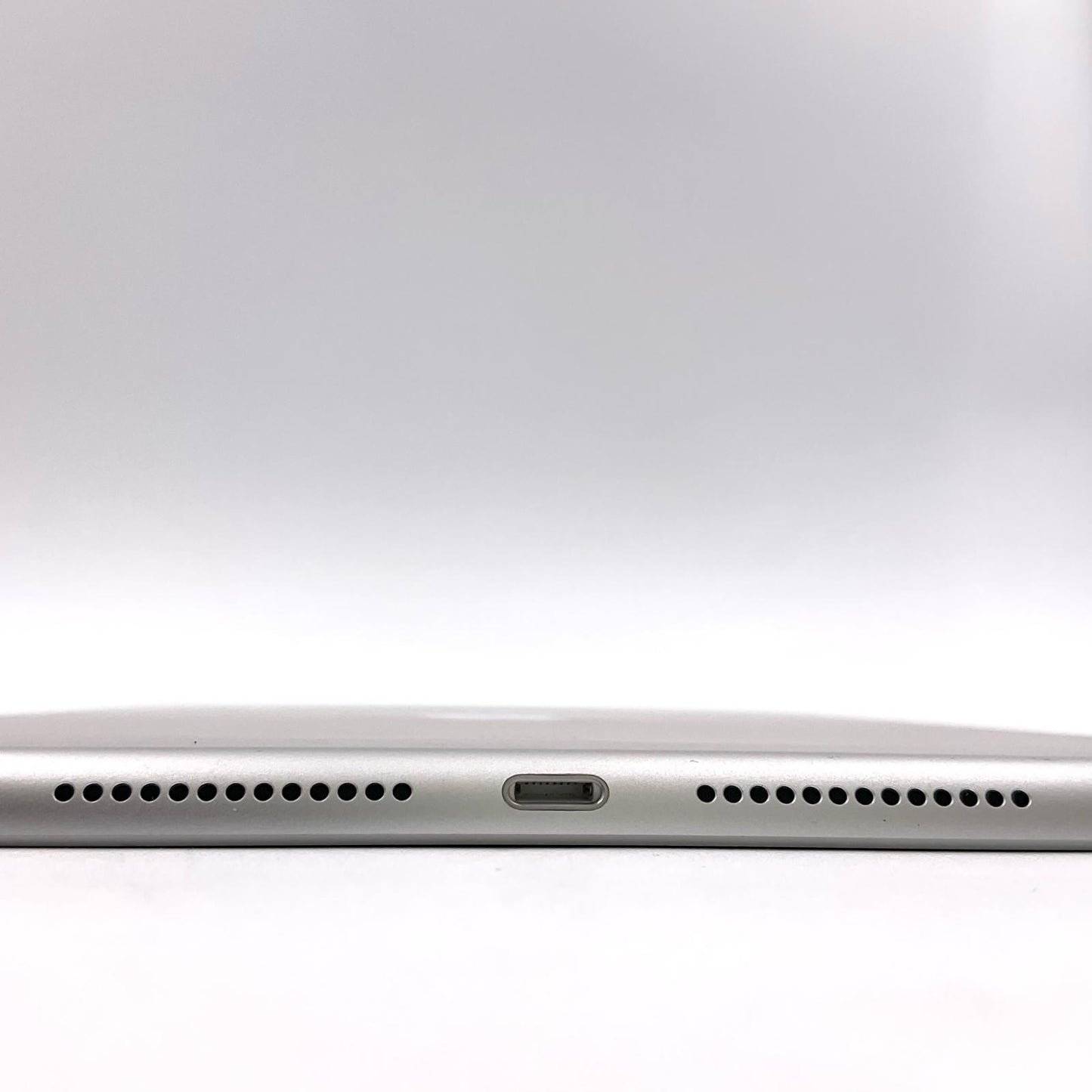 【全額返金保証】【最速発送】Apple iPad iPad 10.2インチ 第9世代 64GB シルバー WiFi+Cellular docomo 白ロム 動作確認済