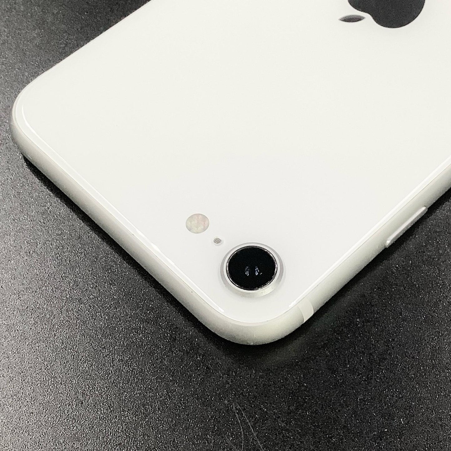 【全額返金保証】【最速発送】Apple iPhone iPhone SE（第2世代） 64GB ホワイト SIMフリー 白ロム 動作確認済 73%