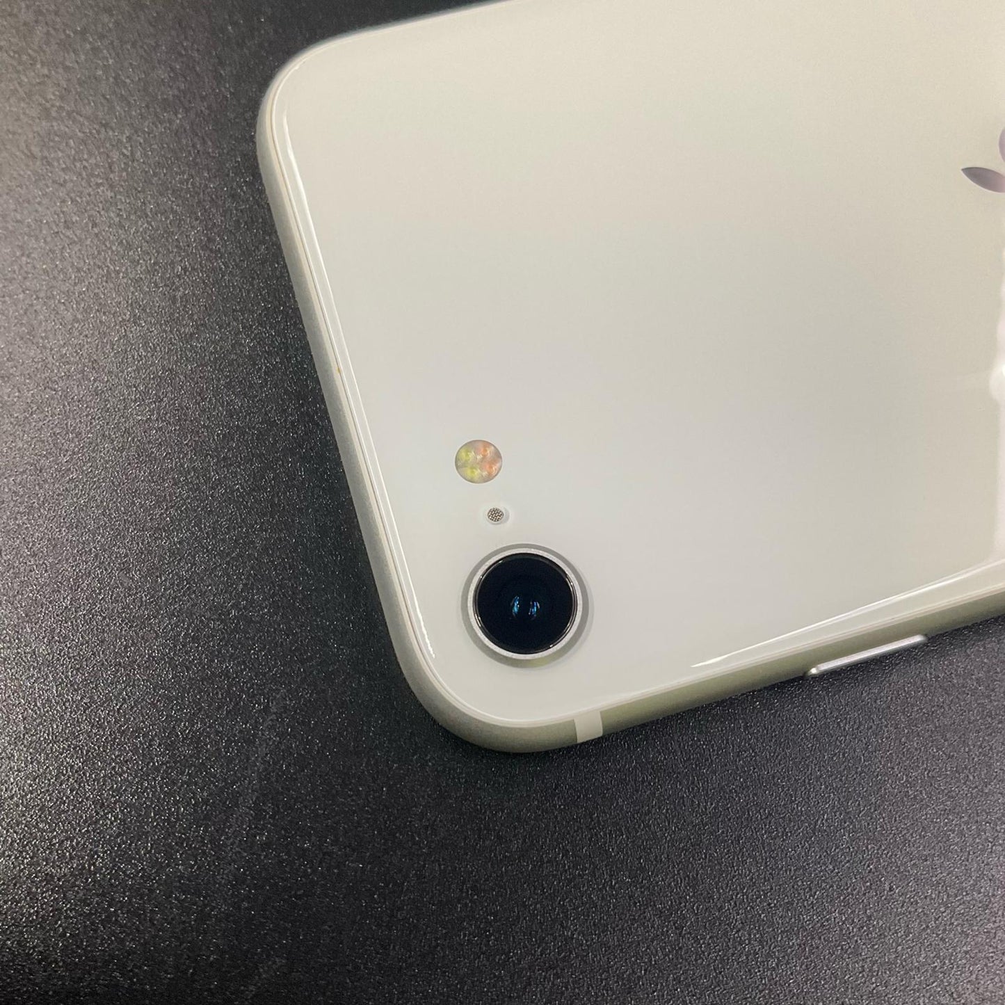 【全額返金保証】【最速発送】Apple iPhone iPhone SE（第2世代） 64GB ホワイト au 白ロム 動作確認済 88%