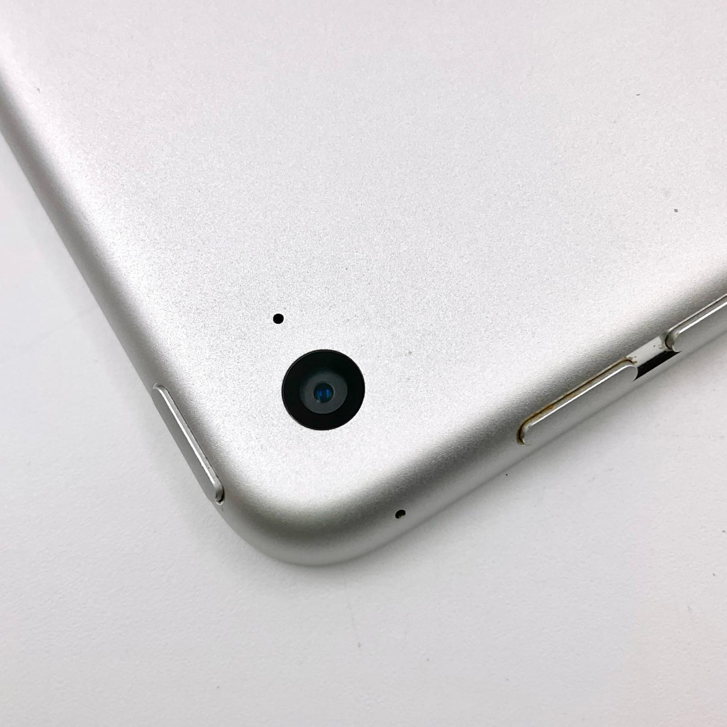 【最速発送】Apple iPad Air 9.7インチ 第2世代 128GB シルバー Wi-Fi【難有】