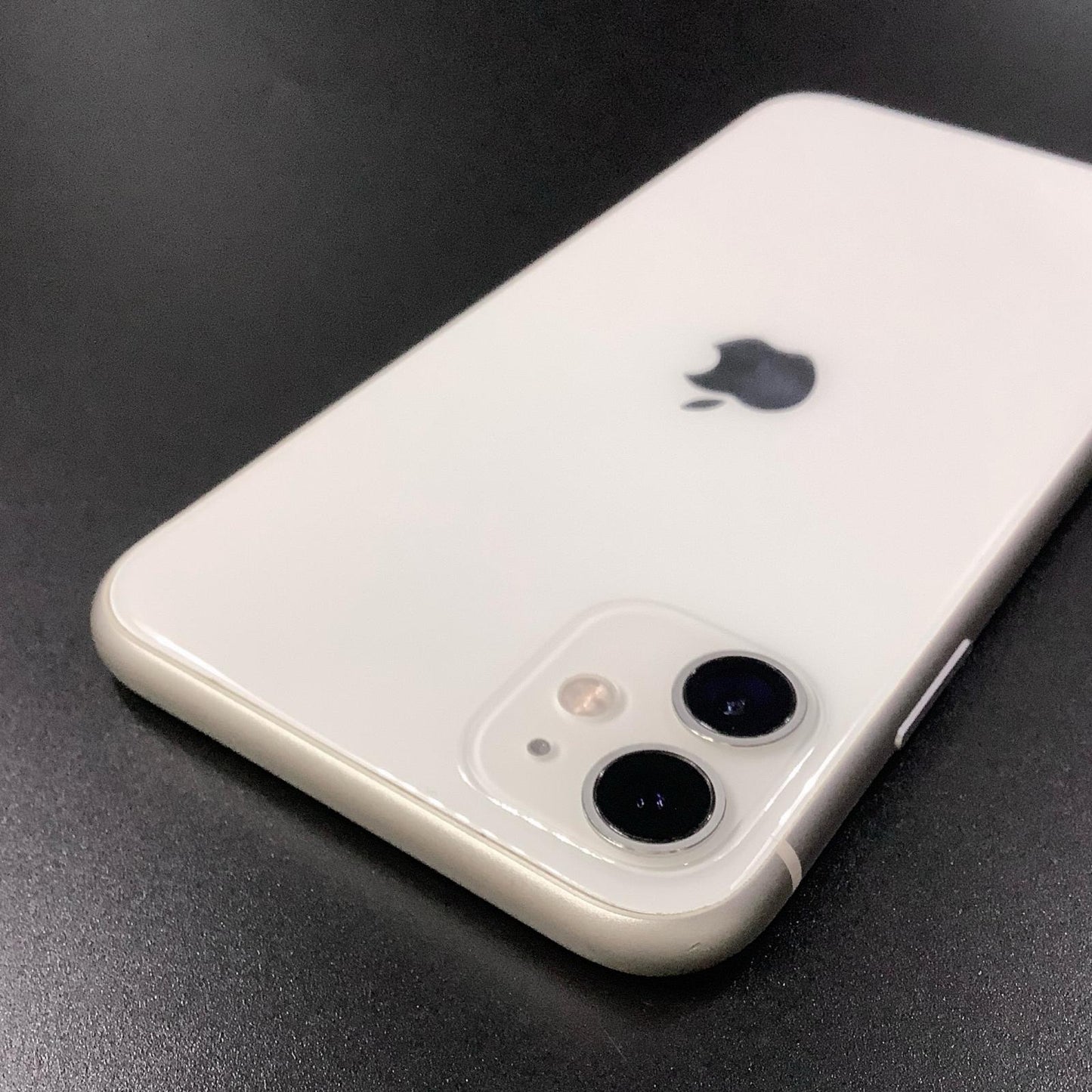 【全額返金保証】【最速発送】Apple iPhone iPhone 11 64GB ホワイト au SIMフリー 白ロム 動作確認済 83%