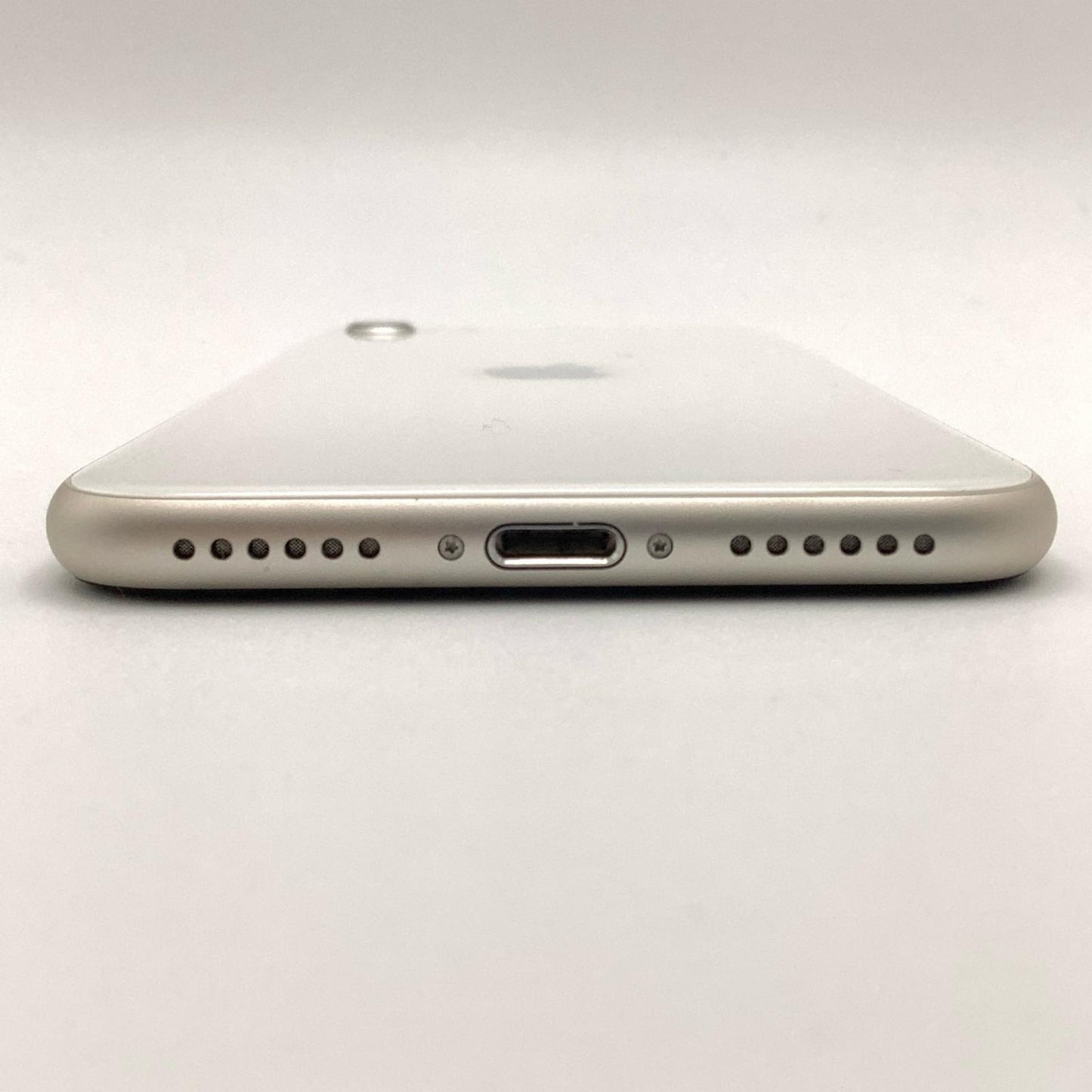 【全額返金保証】【最速発送】Apple iPhone iPhone SE（第3世代） 64GB スターライト au 白ロム 動作確認済 81%