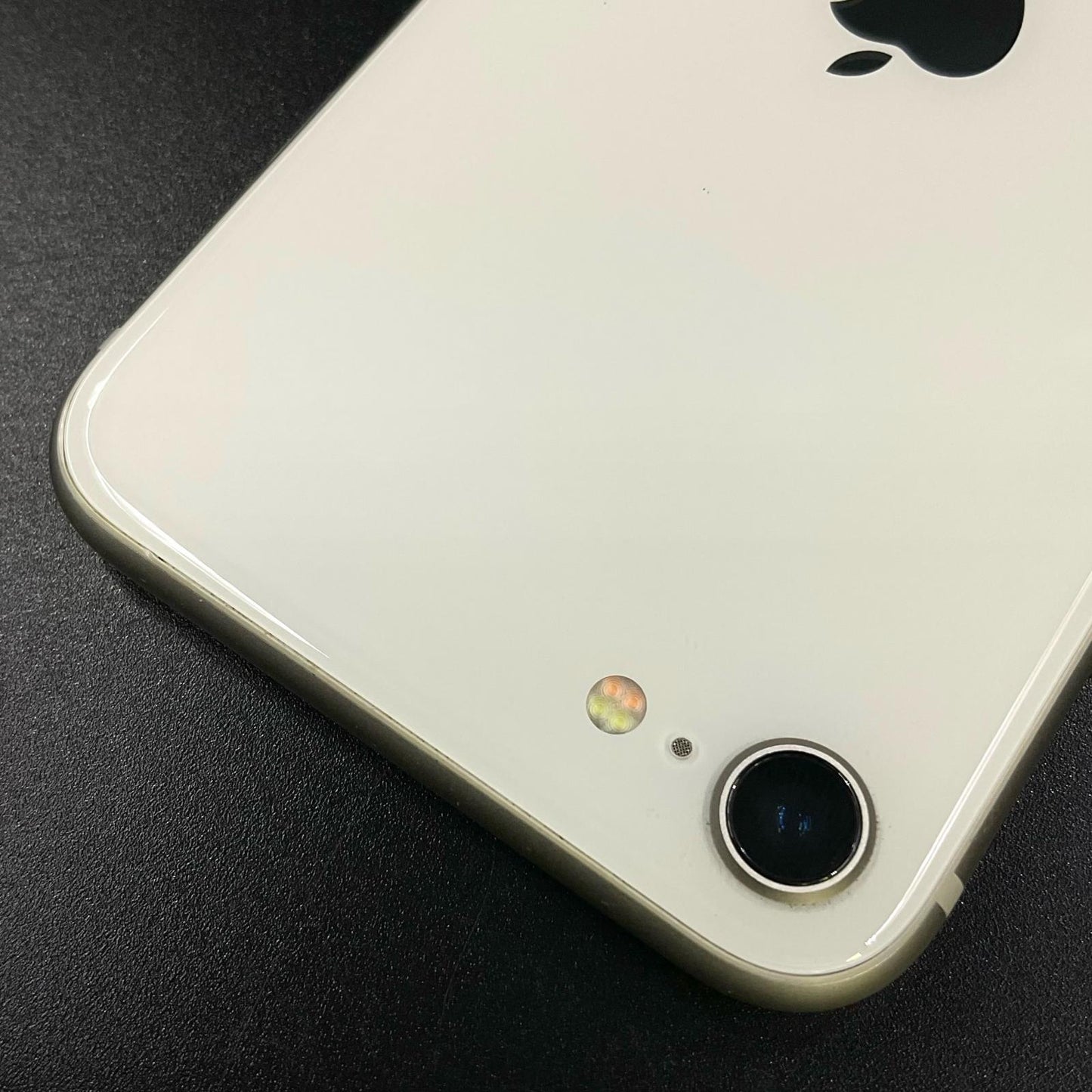 【全額返金保証】【最速発送】Apple iPhone iPhone SE（第3世代） 64GB スターライト docomo 白ロム 動作確認済 81%