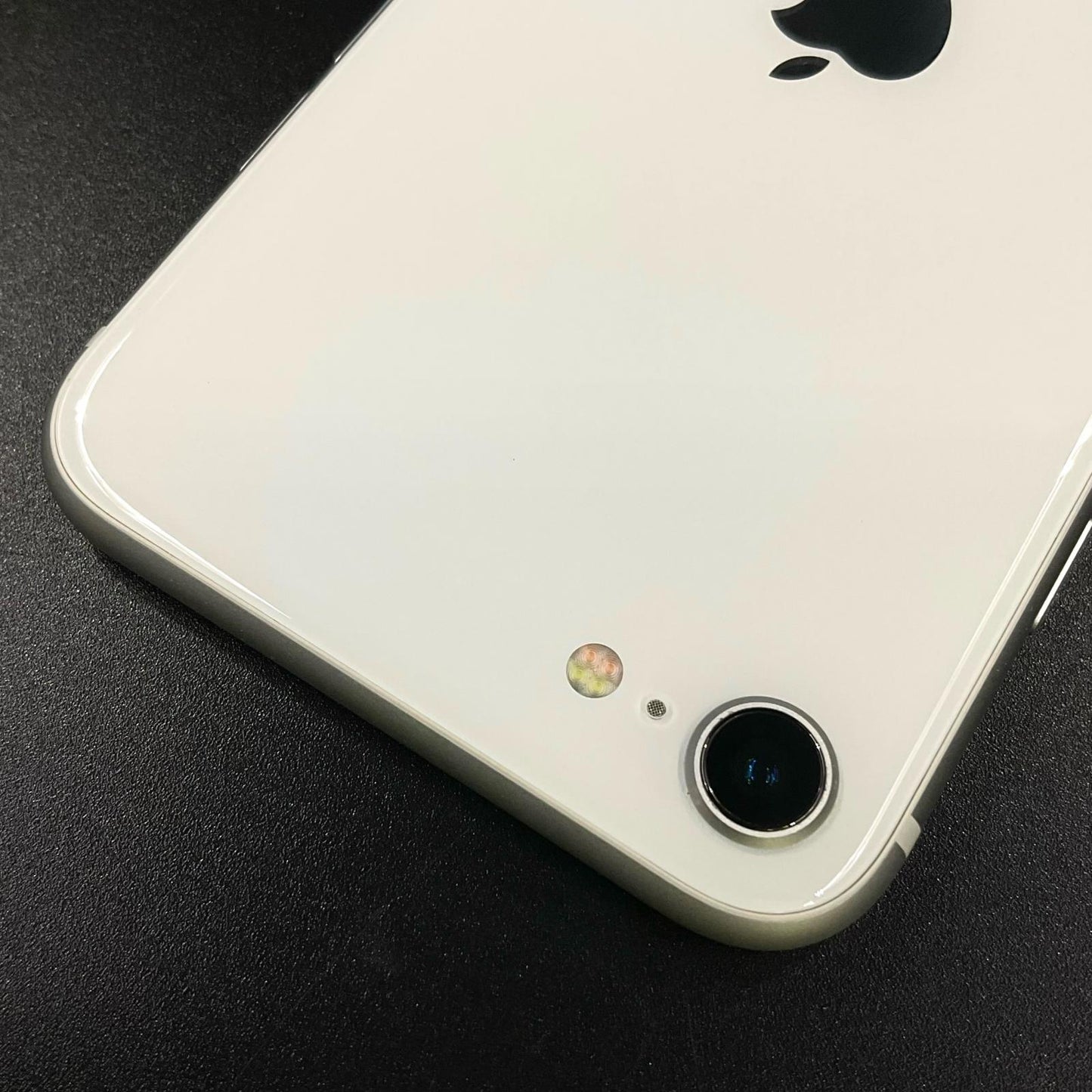 【全額返金保証】【最速発送】Apple iPhone iPhone SE（第2世代） 64GB ホワイト Softbank 白ロム 動作確認済 75%