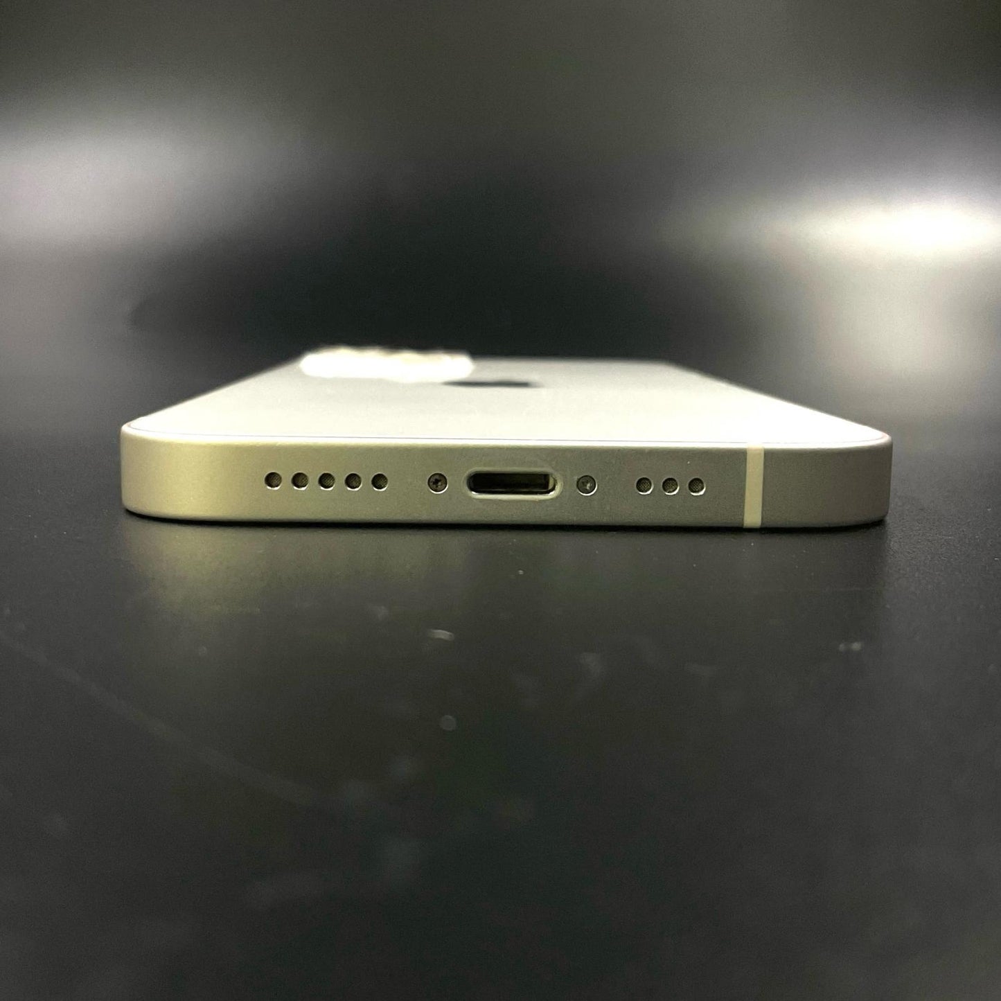 【全額返金保証】【最速発送】Apple iPhone iPhone 13 256GB スターライト docomo 白ロム 動作確認済 77%