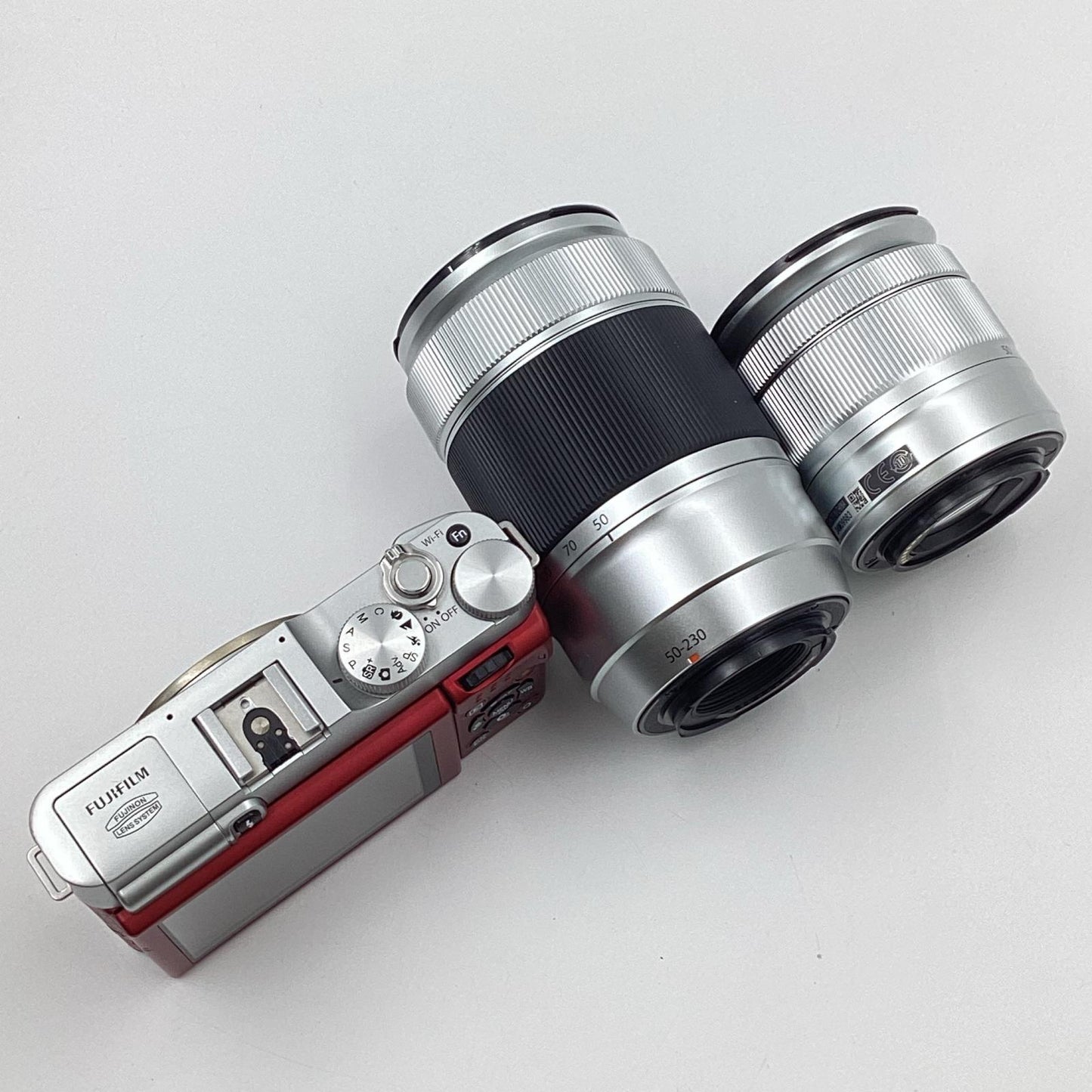 【全額返金保証】【最速発送】FUJIFILM デジタル一眼 FUJIFILM X-A1 ダブルズームレンズキット [レッド] 動作確認済
