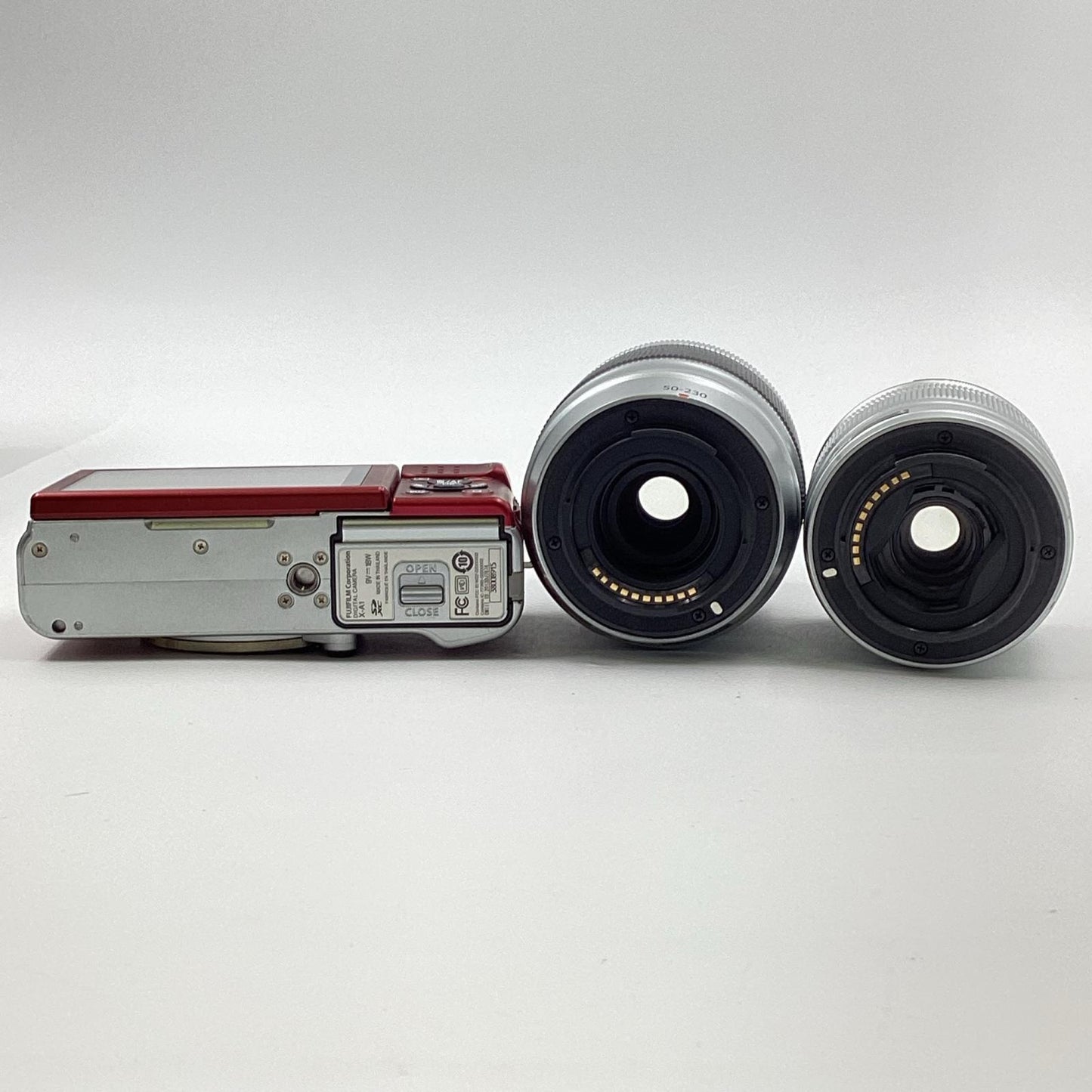 【全額返金保証】【最速発送】FUJIFILM デジタル一眼 FUJIFILM X-A1 ダブルズームレンズキット [レッド] 動作確認済