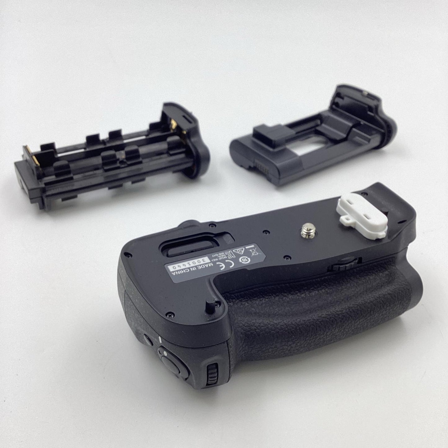【全額返金保証】【最速発送】Nikon マルチパワーバッテリーパック MB-D17 超美品 動作確認済