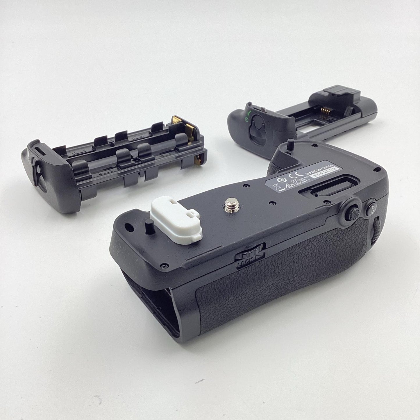 【全額返金保証】【最速発送】Nikon マルチパワーバッテリーパック MB-D17 超美品 動作確認済