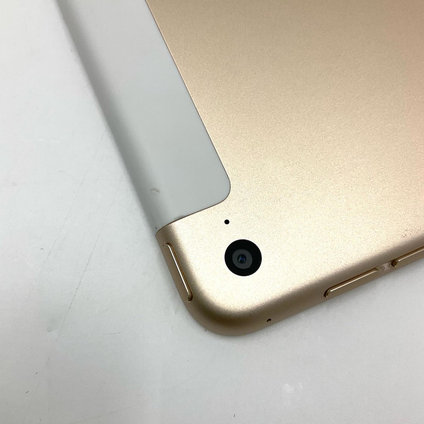 【全額返金保証】【最速発送】Apple iPad Air 9.7インチ 第2世代 16GB ゴールド WiFi+Cellular docomo 白ロム 動作確認済