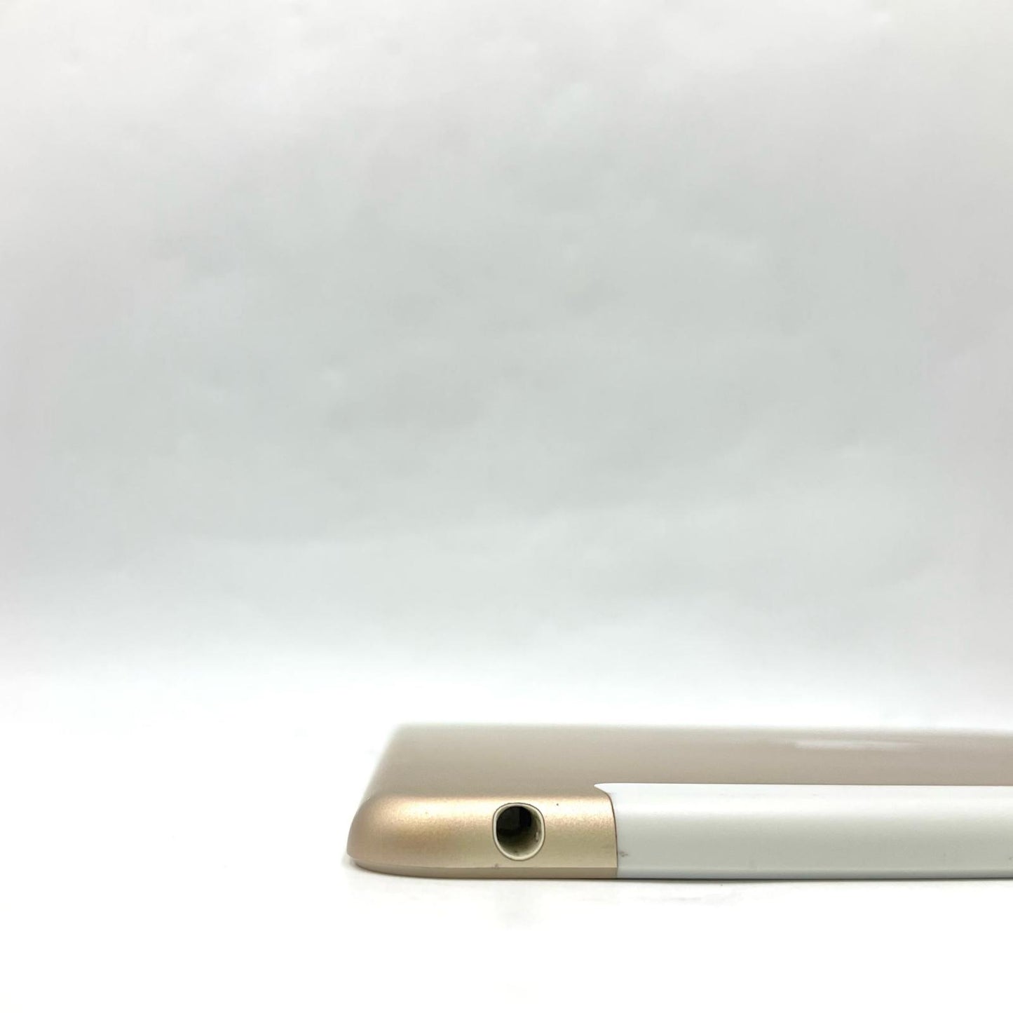 【全額返金保証】【最速発送】Apple iPad Air 9.7インチ 第2世代 16GB ゴールド WiFi+Cellular docomo 白ロム 動作確認済