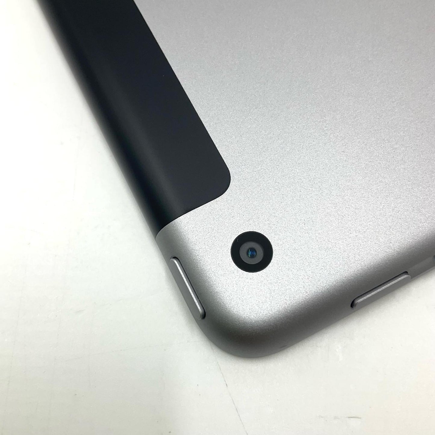 【全額返金保証】【最速発送】Apple iPad iPad 9.7インチ 第6世代 32GB スペースグレイ WiFi+Cellular docomo 白ロム 動作確認済