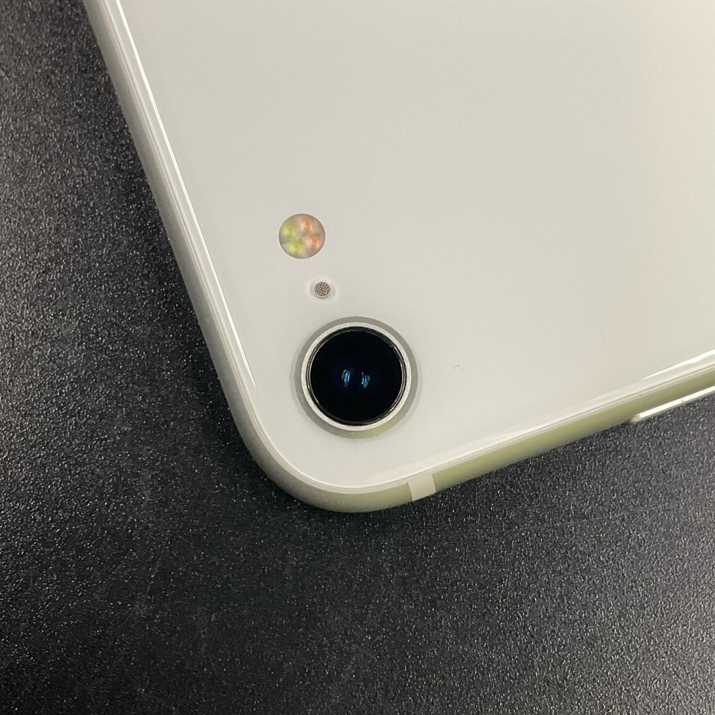 【全額返金保証】【最速発送】Apple iPhone iPhone SE（第2世代） 64GB ホワイト au 白ロム 動作確認済 80%