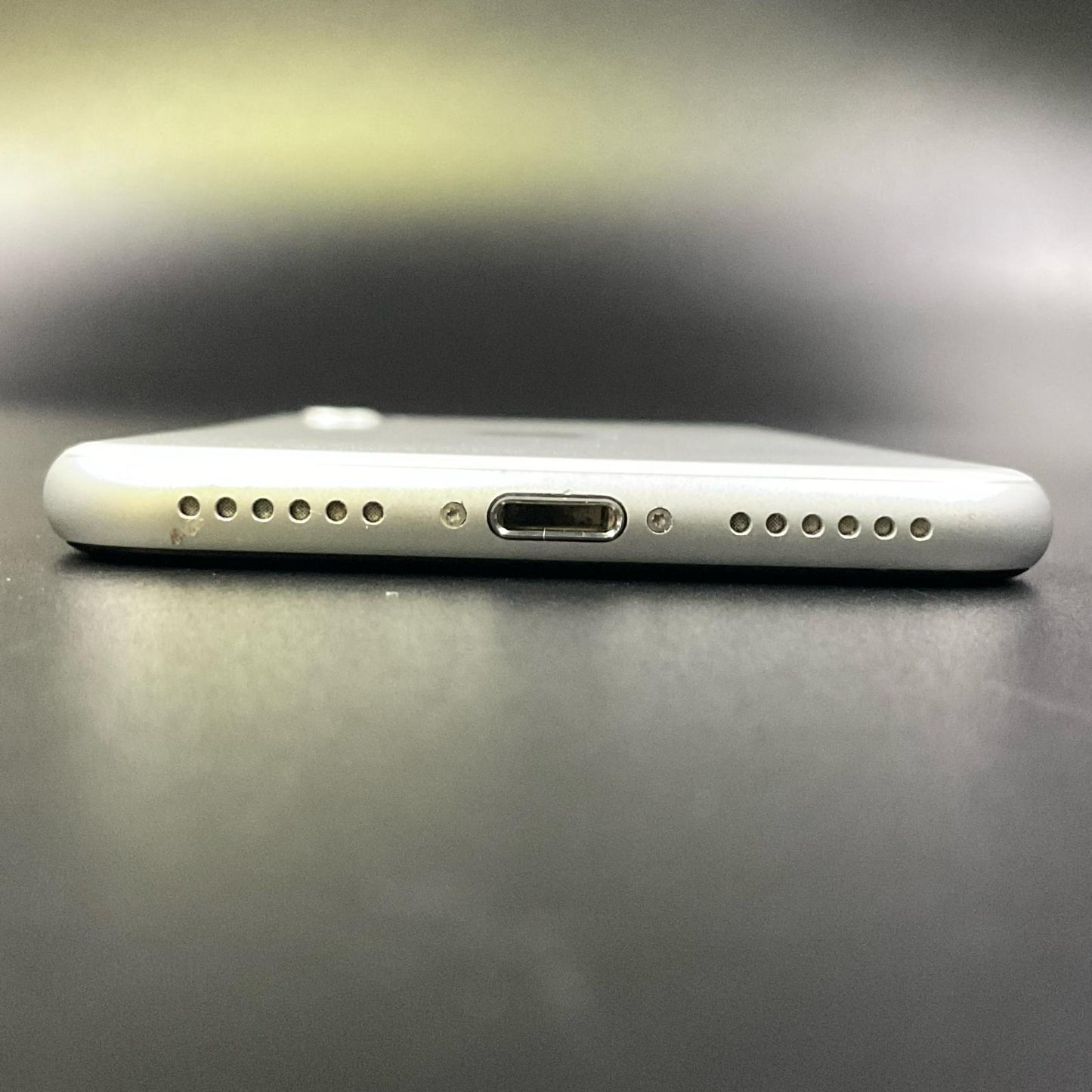 【全額返金保証】【最速発送】Apple iPhone iPhone SE（第2世代） 64GB ホワイト au 白ロム 動作確認済 80%