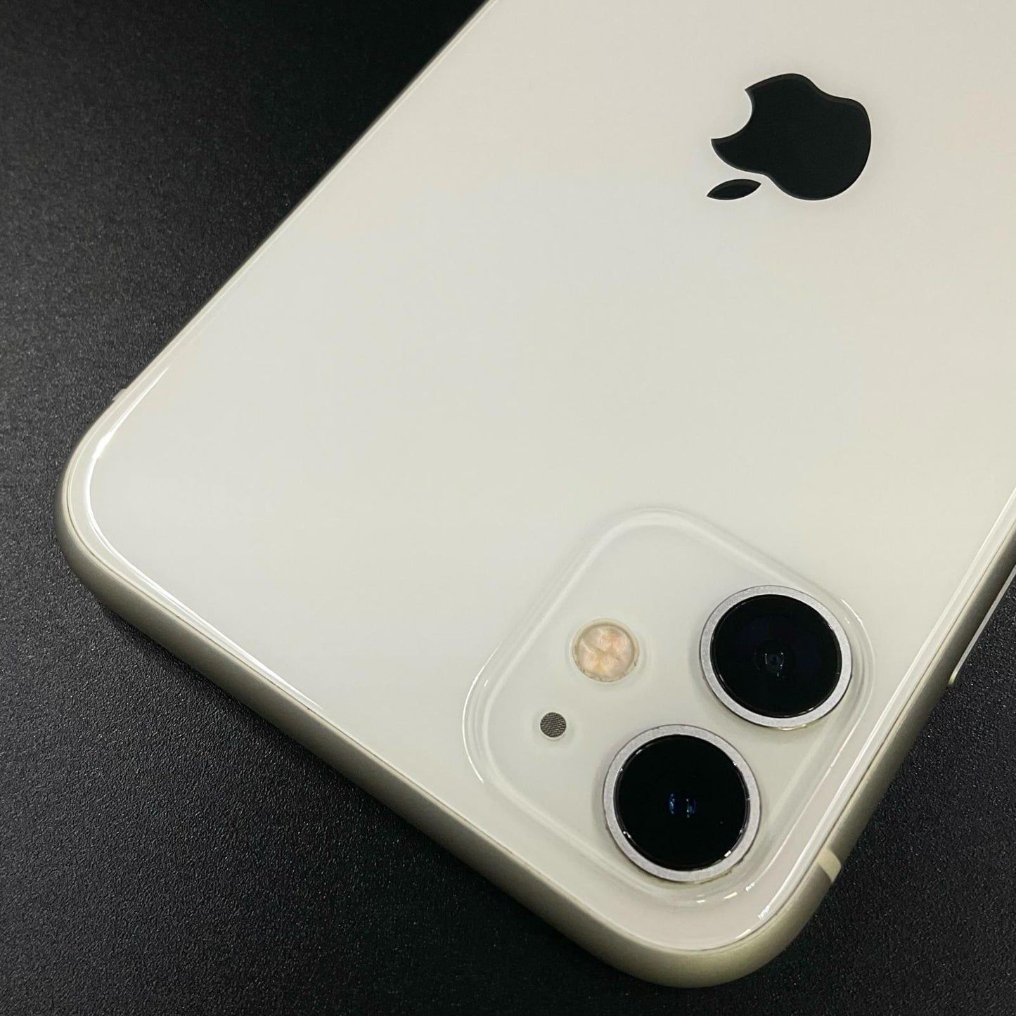 【全額返金保証】【最速発送】Apple iPhone iPhone 11 64GB ホワイト au 白ロム 動作確認済 86%