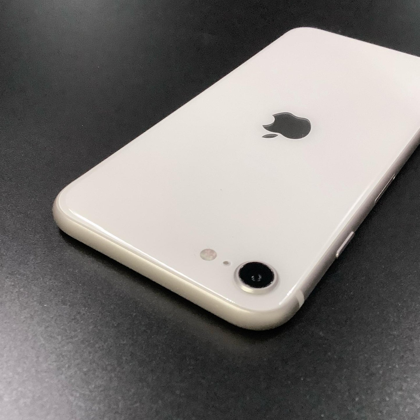 【全額返金保証】【最速発送】Apple iPhone iPhone SE（第3世代） 128GB スターライト docomo 白ロム 動作確認済 81%