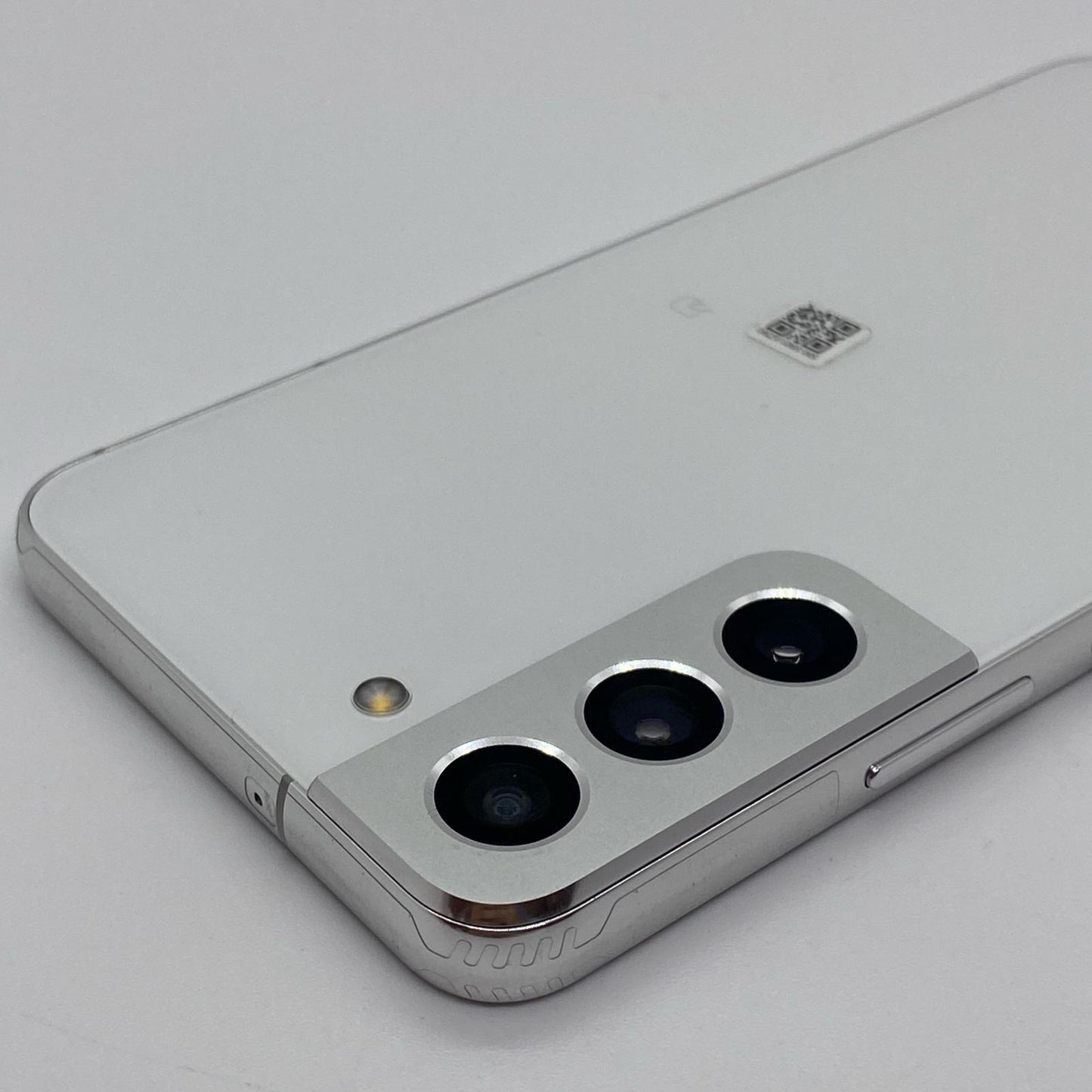 【全額返金保証】【最速発送】SAMSUNG Galaxy S22 256GB Phantom White au SCG13 白ロム 動作確認済