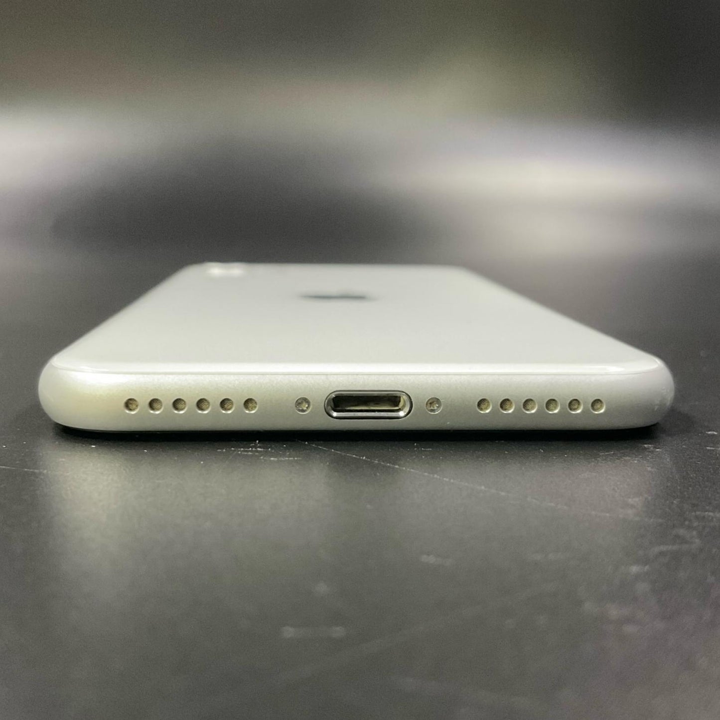 【全額返金保証】【最速発送】Apple iPhone iPhone SE（第2世代） 128GB ホワイト au 白ロム 動作確認済 74%