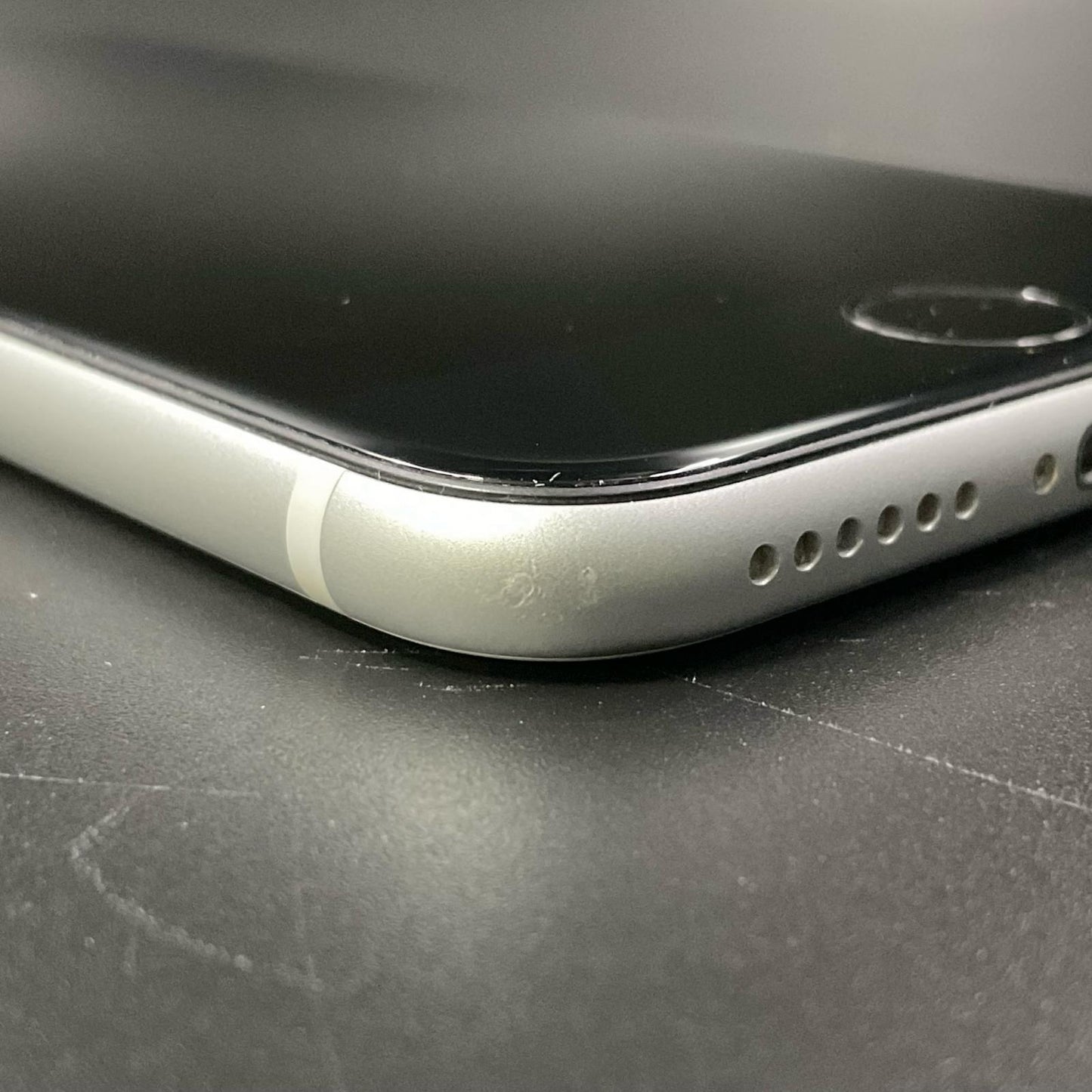 【全額返金保証】【最速発送】Apple iPhone iPhone SE（第2世代） 128GB ホワイト au 白ロム 動作確認済 74%