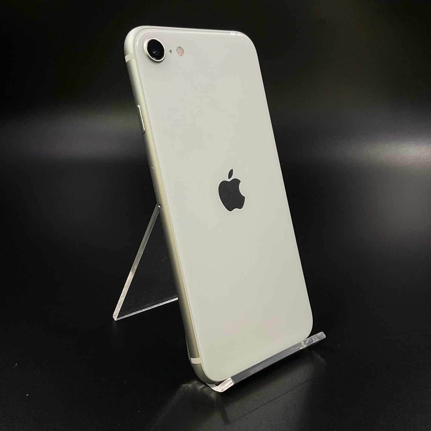 【全額返金保証】【最速発送】Apple iPhone iPhone SE（第2世代） 64GB ホワイト docomo 白ロム 動作確認済 81%