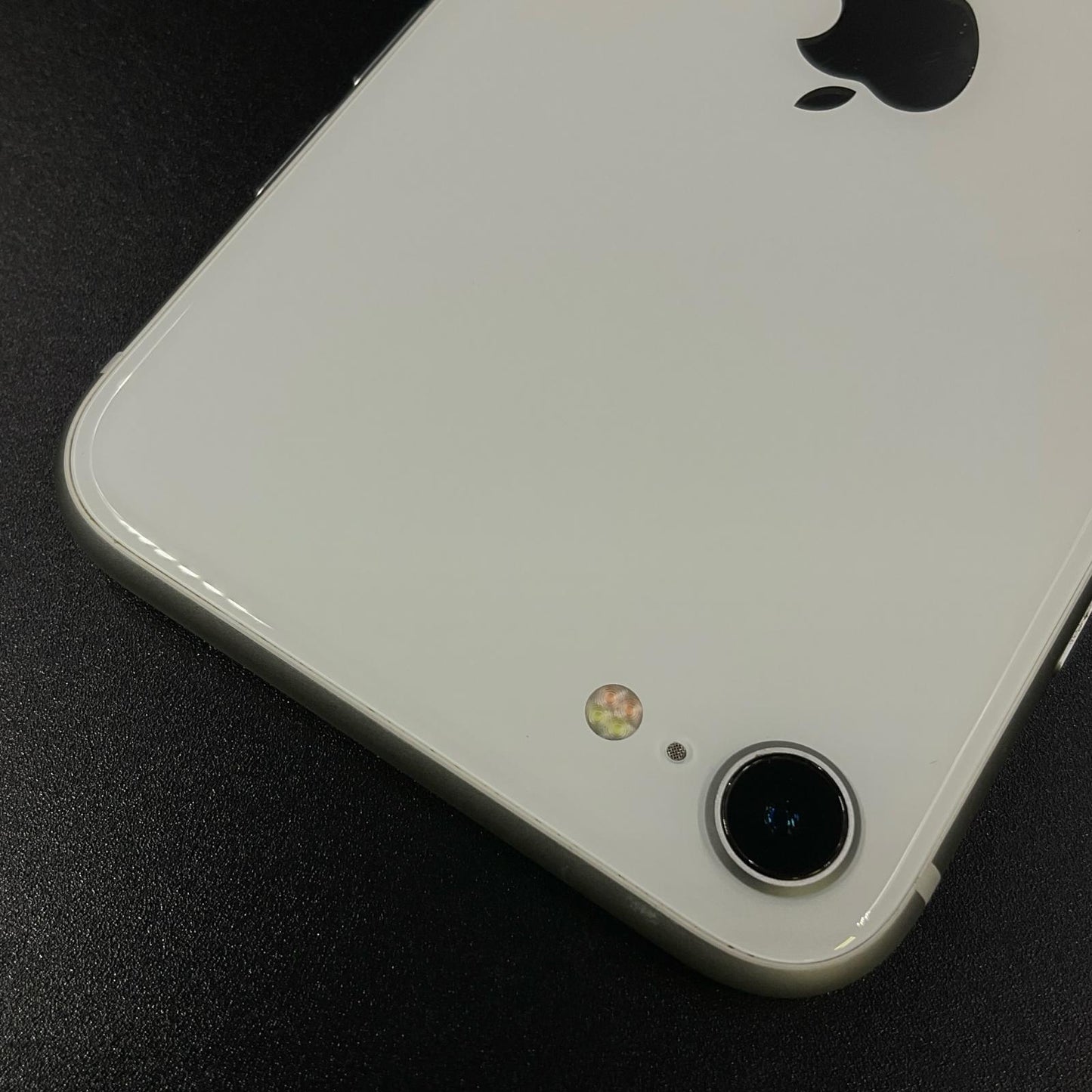 【全額返金保証】【最速発送】Apple iPhone iPhone SE（第2世代） 64GB ホワイト docomo 白ロム 動作確認済 81%