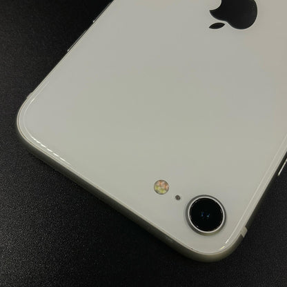 【全額返金保証】【最速発送】Apple iPhone iPhone SE（第2世代） 64GB ホワイト docomo 白ロム 動作確認済 81%