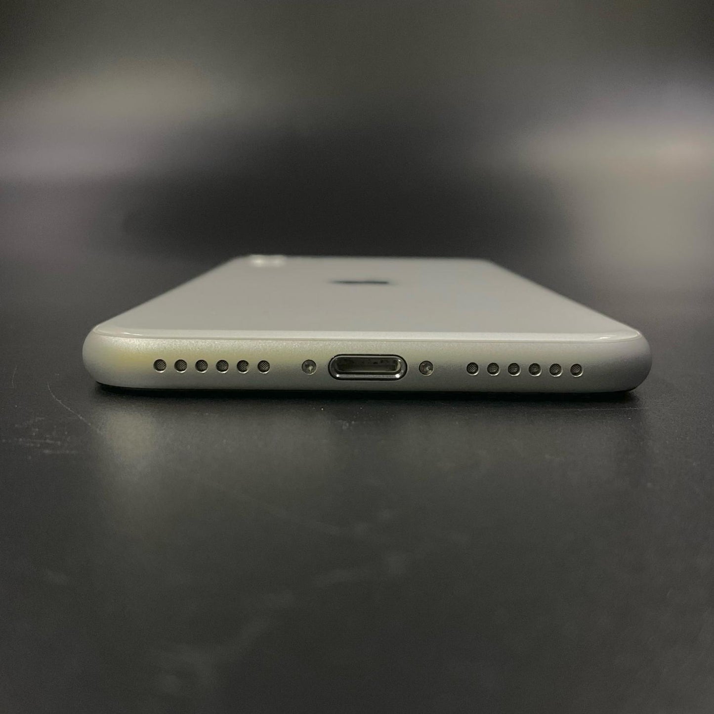 【全額返金保証】【最速発送】Apple iPhone iPhone SE（第2世代） 64GB ホワイト docomo 白ロム 動作確認済 81%