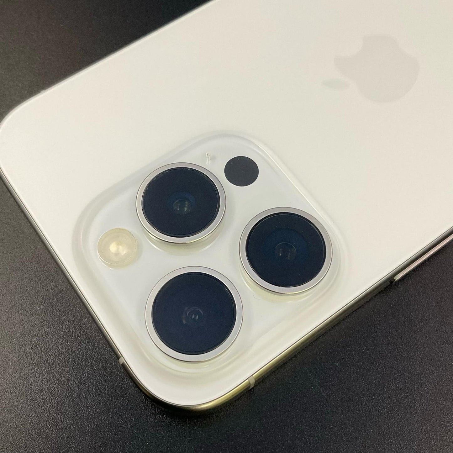 【全額返金保証】【最速発送】Apple iPhone iPhone 15 128GB ホワイトチタニウム SIMフリー 白ロム 美品 動作確認済 86%