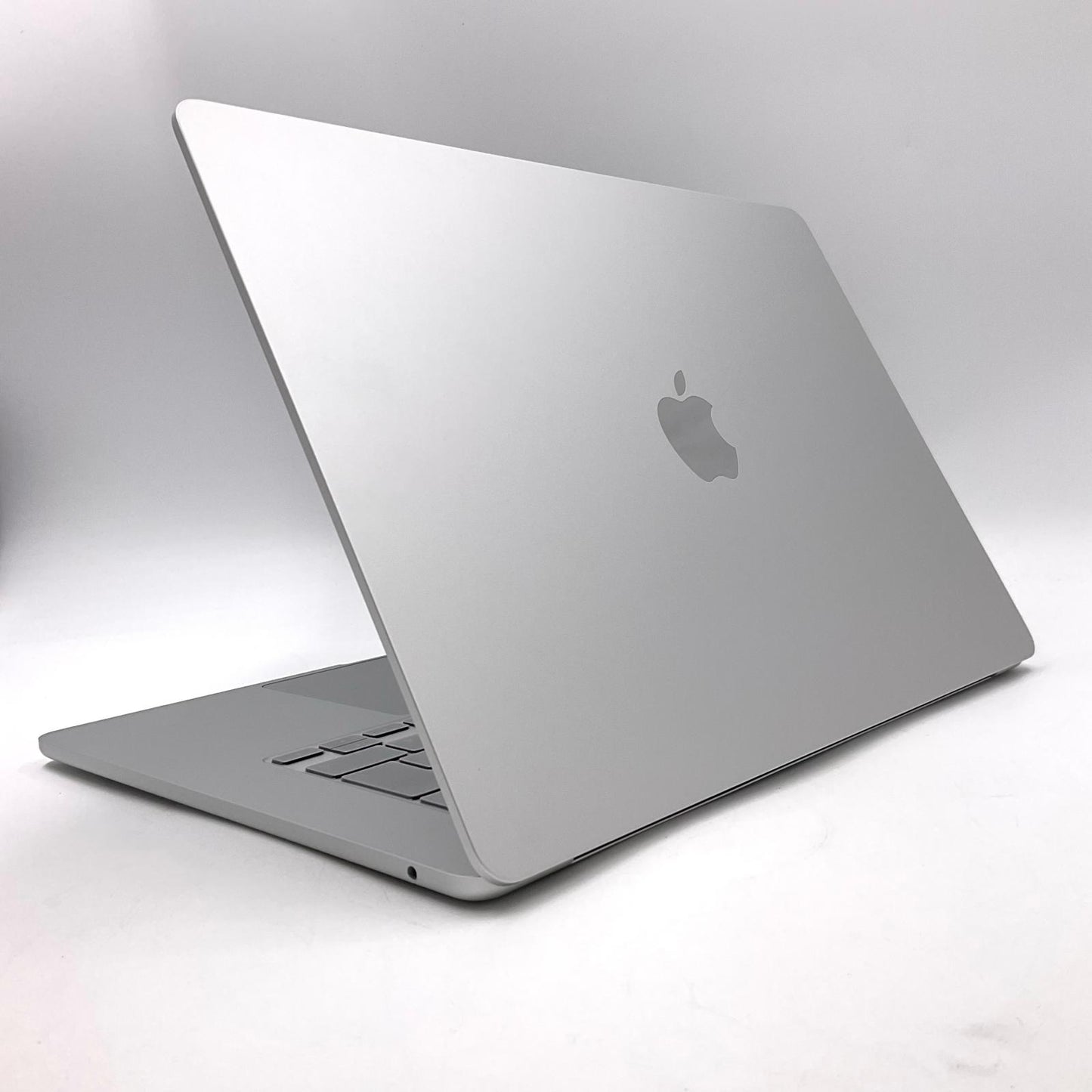 【全額返金保証】【最速発送】Apple MacBook Air 15インチ 2024 Apple M3 8GB SSD 256GB シルバー 100% 超美品 動作確認済