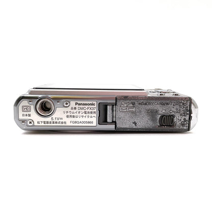 【最速発送】Panasonic コンパクトデジタルカメラ LUMIX DMC-FX37 シルバー【難有】