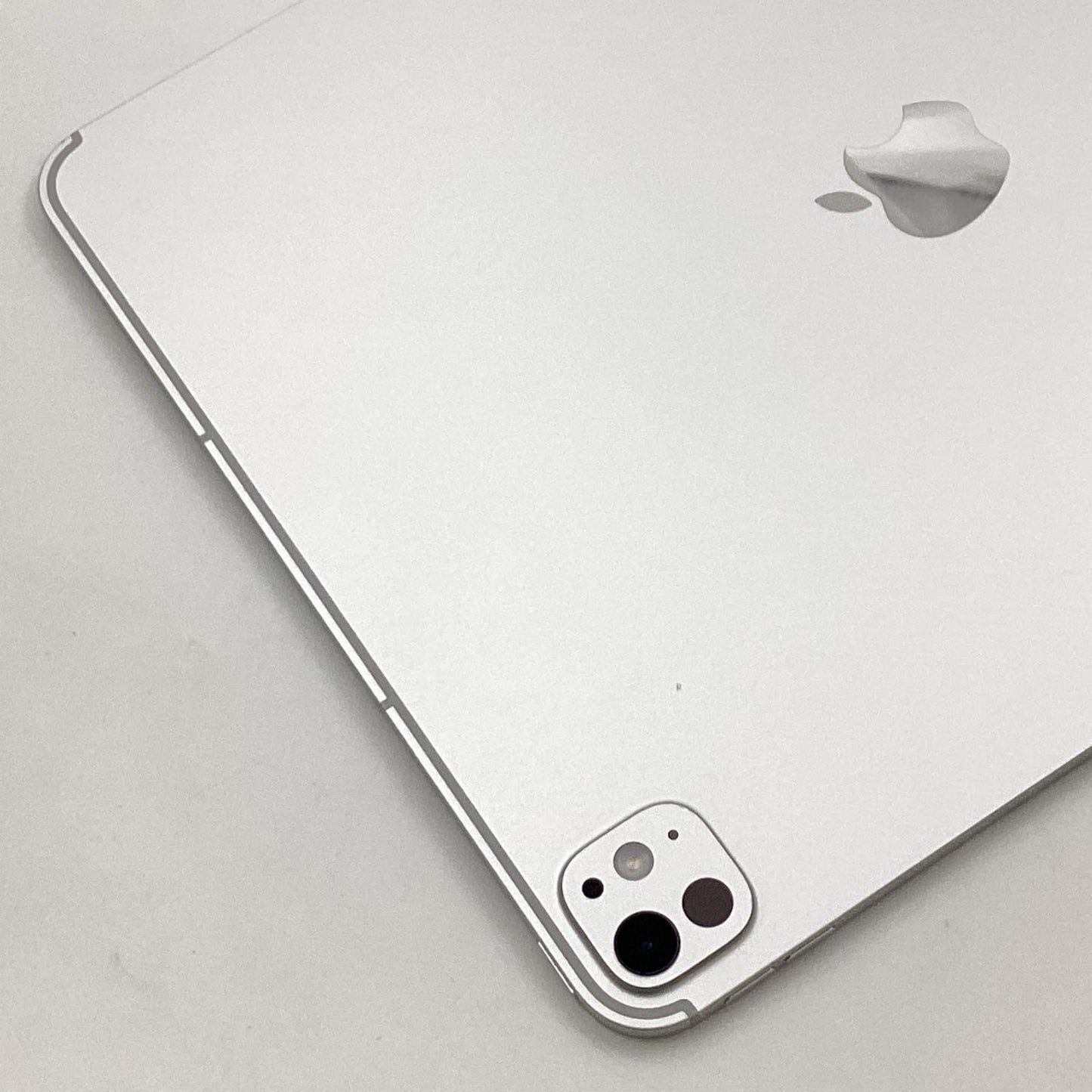 【全額返金保証】【最速発送】Apple iPad Pro (M4) 13インチ 1TB シルバー WiFi+Cellular SIMフリー 白ロム 動作確認済