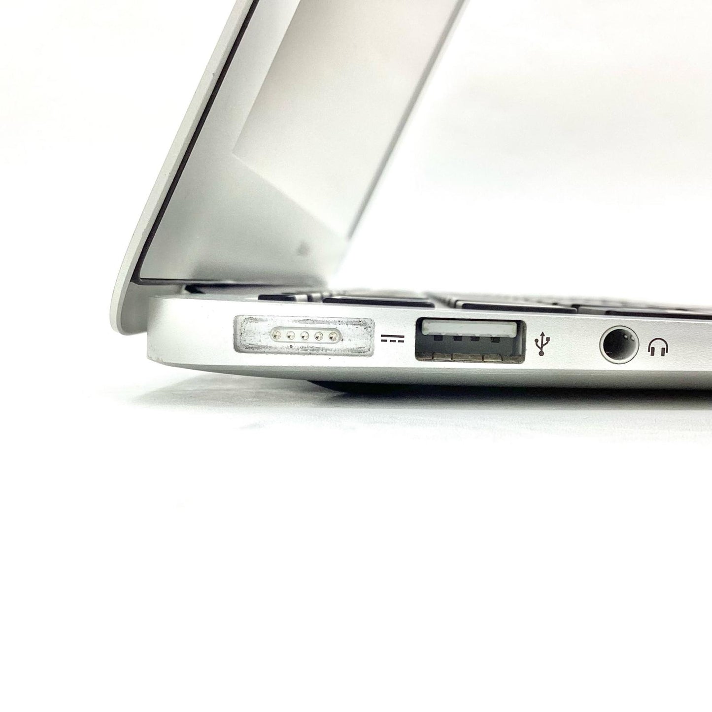 【全額返金保証】【最速発送】Apple MacBook Air 11.6インチ 2013 1.4GHｚ デュアルコア Intel Core i5 4GB SSD 128GB シルバー 92.9% 動作確認済