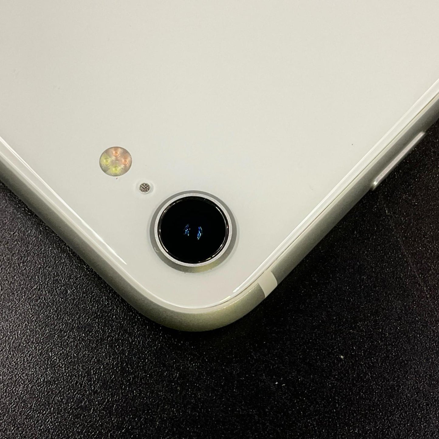【全額返金保証】【最速発送】Apple iPhone iPhone SE（第2世代） 128GB ホワイト docomo 白ロム 超美品 動作確認済 96%