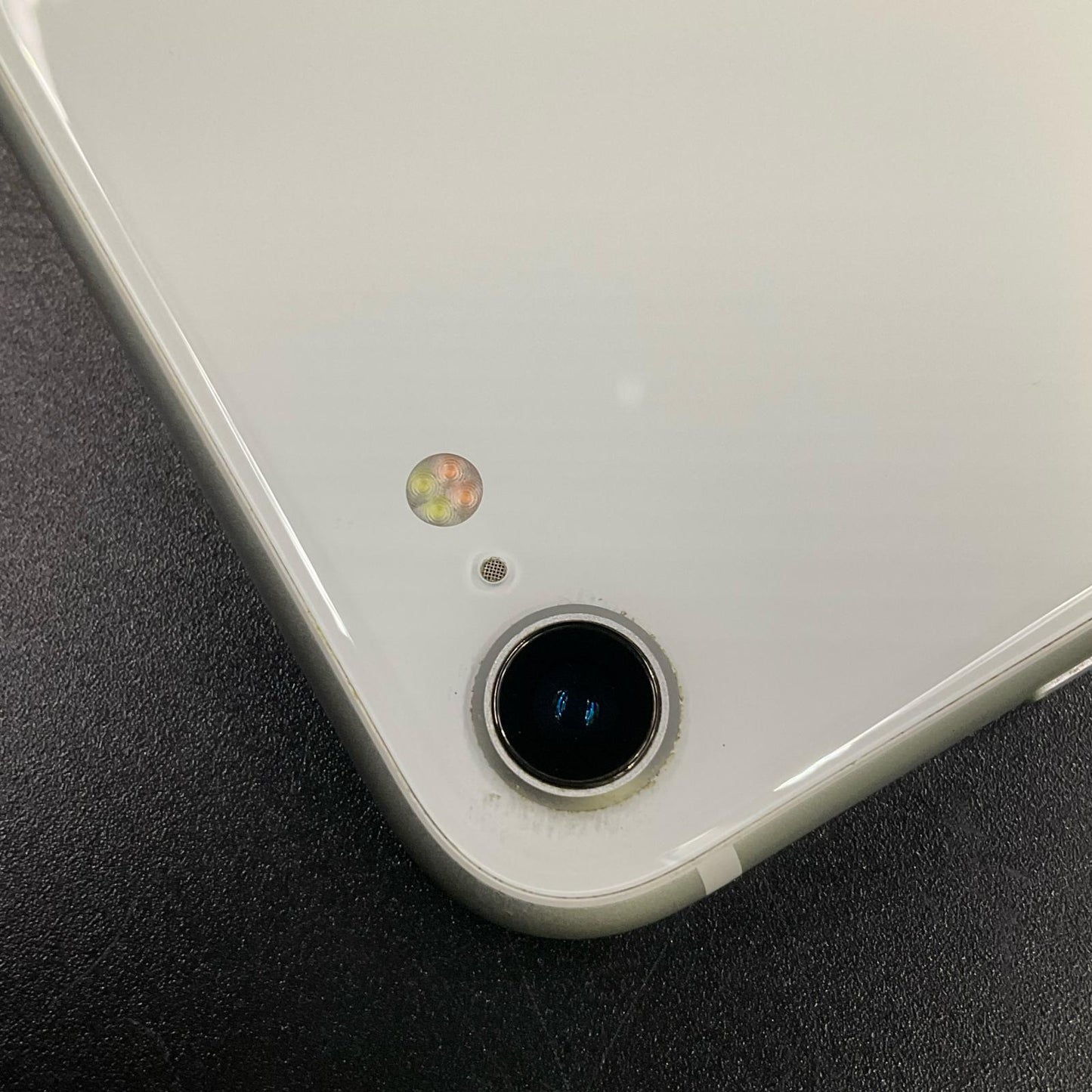 【全額返金保証】【最速発送】Apple iPhone iPhone SE（第2世代） 256GB ホワイト docomo 白ロム 動作確認済 87%