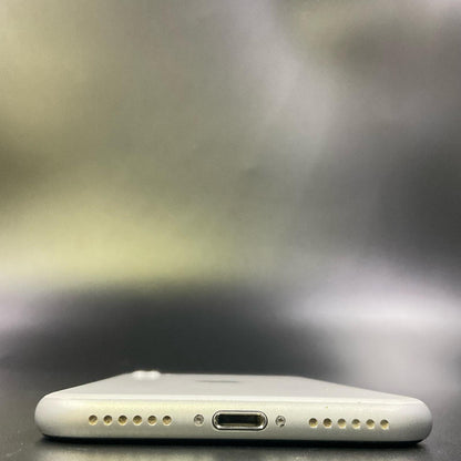 【全額返金保証】【最速発送】Apple iPhone iPhone SE（第2世代） 256GB ホワイト docomo 白ロム 動作確認済 87%