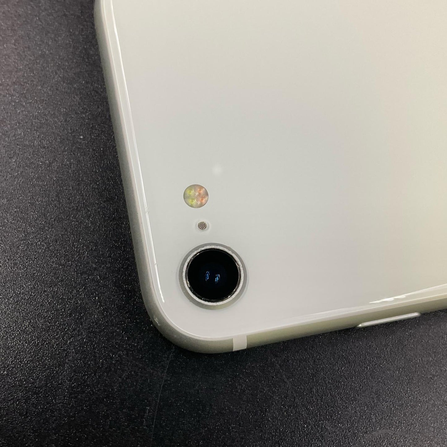【全額返金保証】【最速発送】Apple iPhone iPhone SE（第2世代） 64GB ホワイト Softbank 白ロム 動作確認済 76%