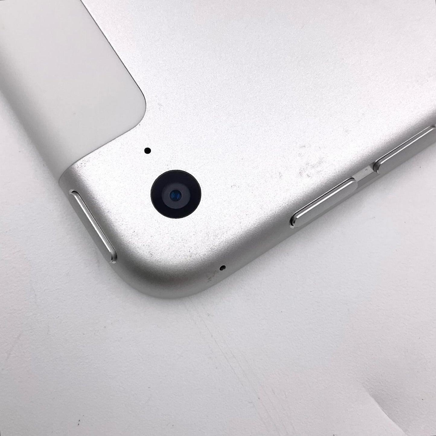 【全額返金保証】【最速発送】Apple iPad Air 9.7インチ 第2世代 32GB シルバー WiFi+Cellular docomo 白ロム 動作確認済