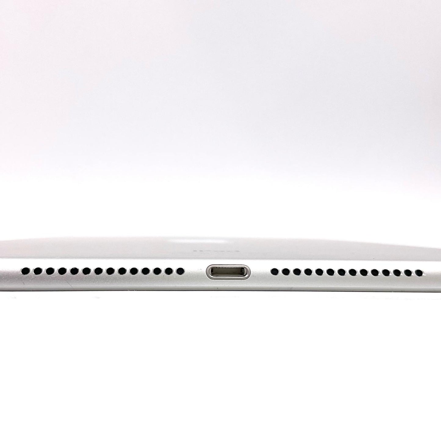 【全額返金保証】【最速発送】Apple iPad Air 9.7インチ 第2世代 32GB シルバー WiFi+Cellular docomo 白ロム 動作確認済